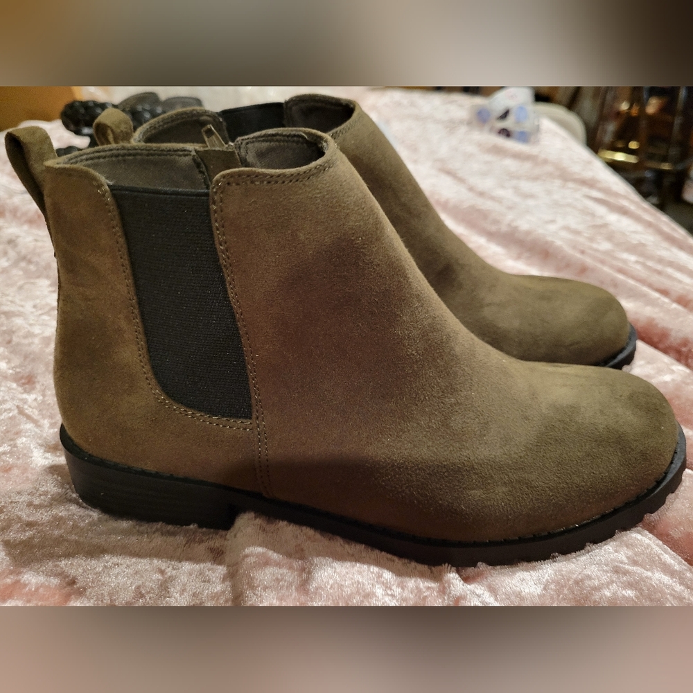 Women’s Sonoma Olive Green And Black Boots Size 8.5